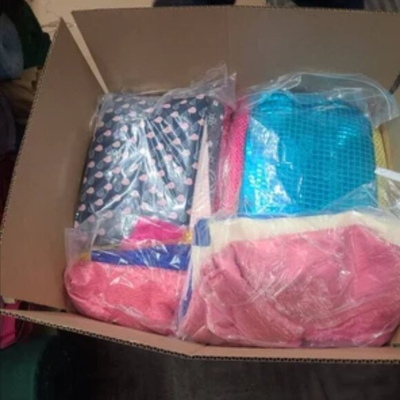 ⋆｡‧˚ʚ🍓ɞ˚‧｡⋆ 5 Pounds MYSTERY FABRIC box! (Great for Crafts, Quilts, DIY, etc) - Picture 3 of 6